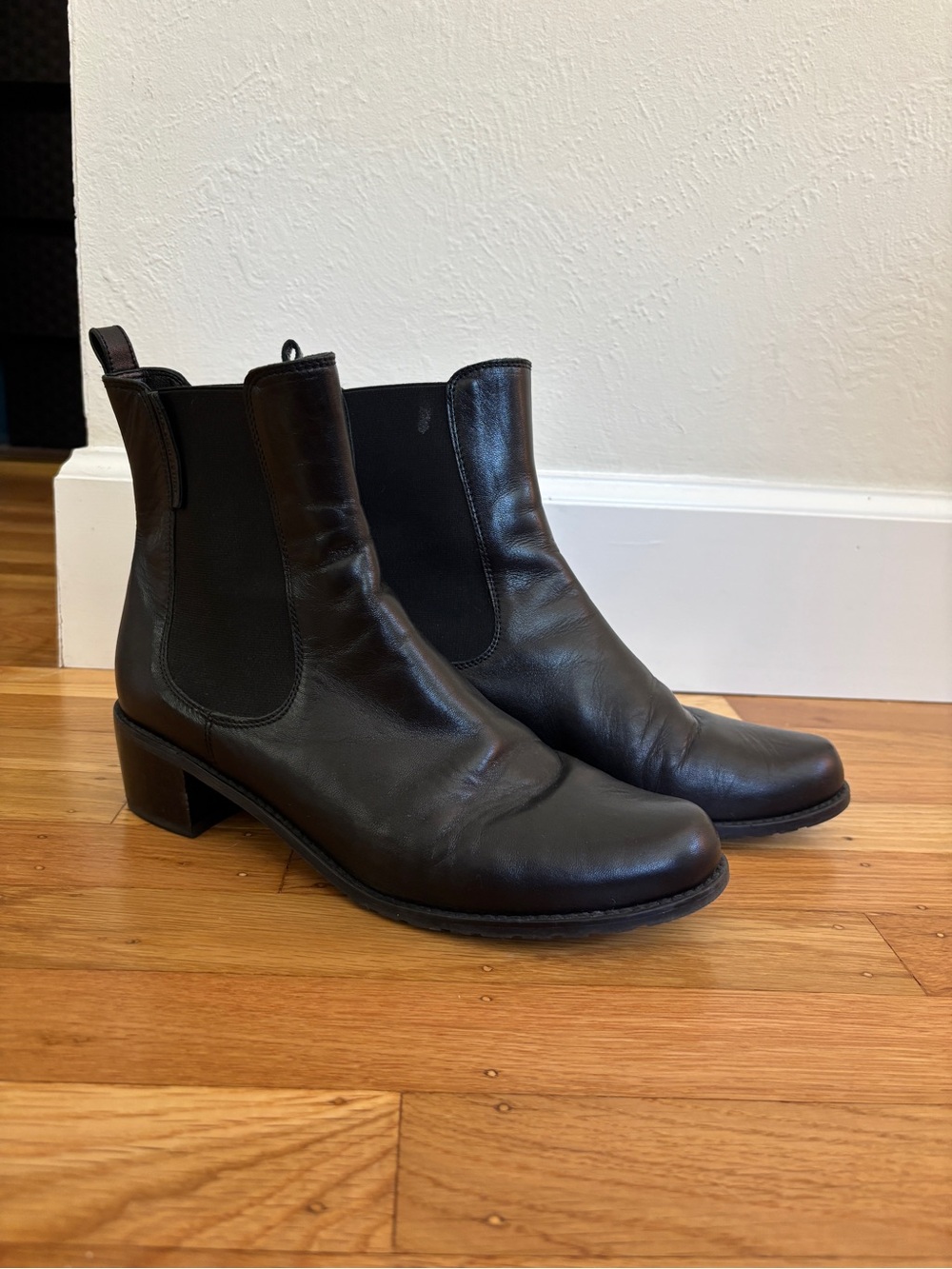 Stuart Weitzman Black Leather Chelsea Boots - Women